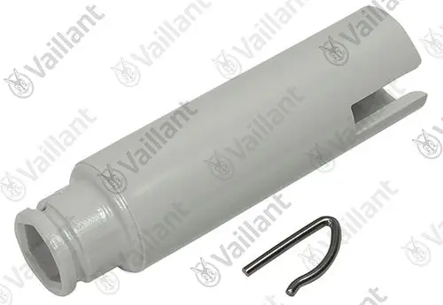 Grauer Vaillant Adapter mit einer Öffnung an einem Ende und einer seitlichen Aussparung. Daneben liegt ein gebogener Metallclip.